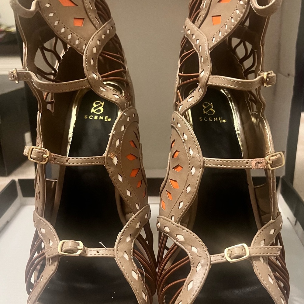 Scene Weaver Women's Beige and Orange Cutout Heels